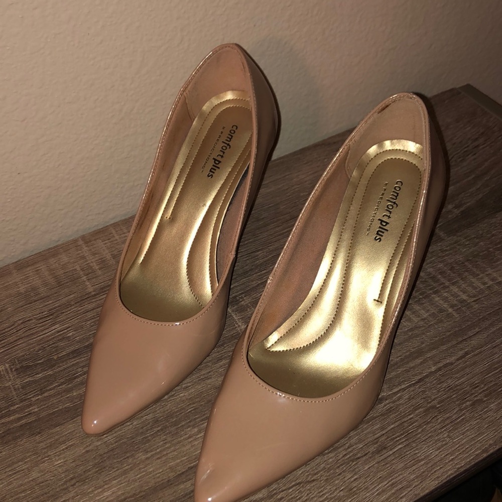 Nude pointy toed pumps